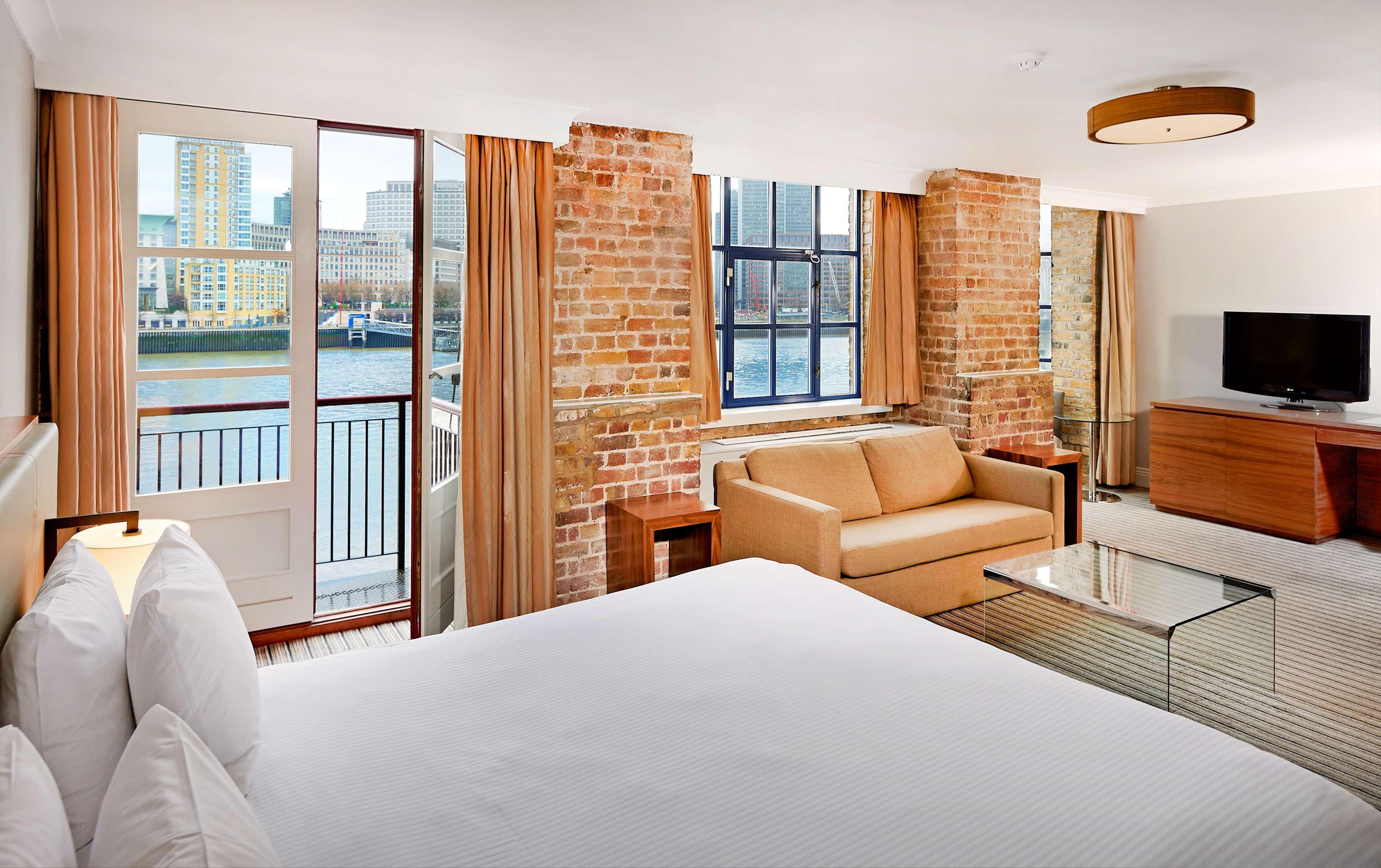 Doubletree By Hilton London - Docklands Riverside Екстериор снимка