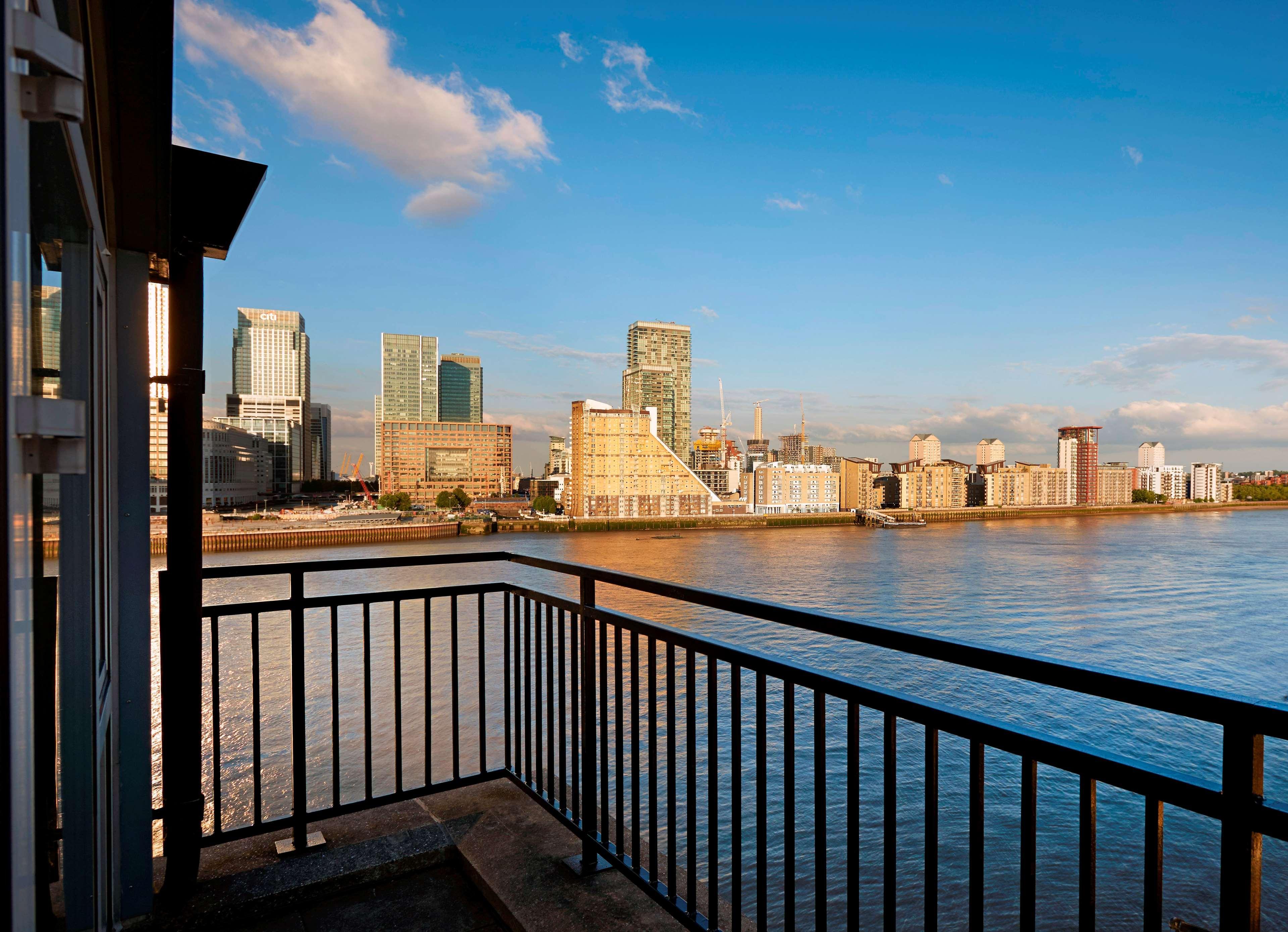 Doubletree By Hilton London - Docklands Riverside Екстериор снимка